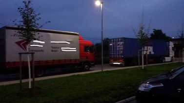 LKWs parken in der Reilinger Straße